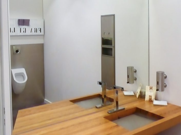 Restaurant in Dornbach – WC-Bereich mit Waschbecken und großem Spiegel